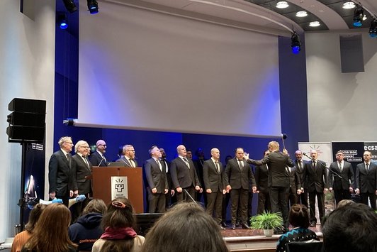 Männerchor auf Bühne