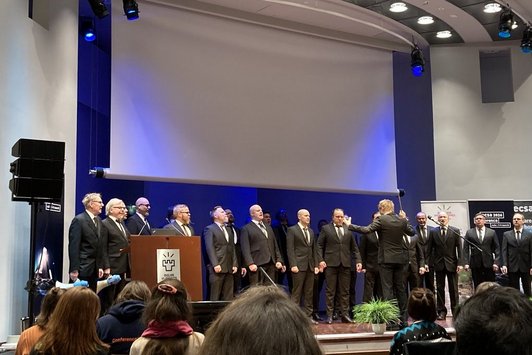 Männerchor auf Bühne