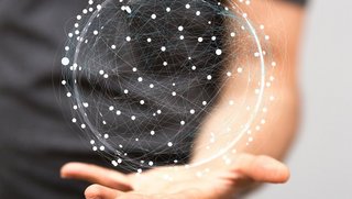 Hand mit schwebendem holografischen Ball