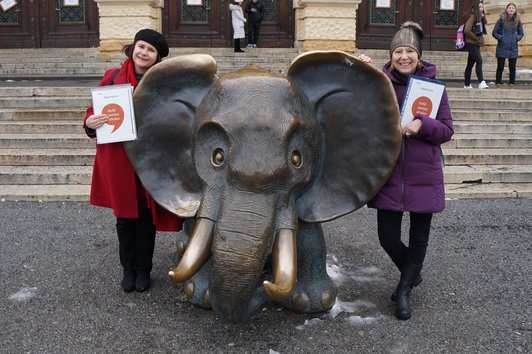 Katharina Engel und Karin Kietreiber vor dem Naturhistorischen Museum Wien mit Elefanten Statue