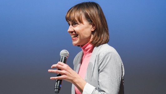 Jubiläumsveranstaltung 60 Jahre OeAD, Eine Dame haltet ein Mikrofon in der Hand.