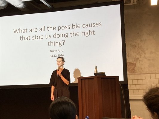 Grete Arro, Research Fellow an der Universität Tallinn, hält einen Vortrag zum Titel „What are all the possible causes that stop us doing the right thing?”