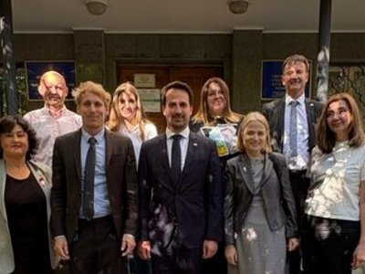 Ein Gruppenbild mit neun Personen draußen