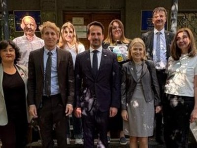 Ein Gruppenbild mit neun Personen draußen