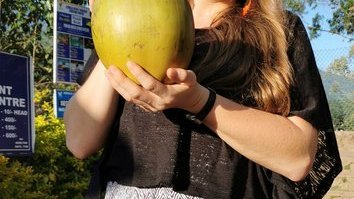 Margarita Kasper mit einer grünen Kokosnuss mit einem Strohhalm in der Hand.