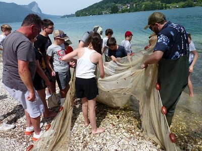 Kinder und Erwachsene mit Fischernetz