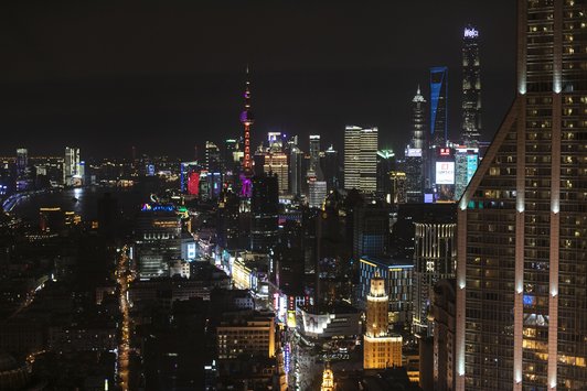 Aussicht aus dem Gebäude der Weihnachtsparty: Shanghai mit Wolkenkratzern bei Nacht.