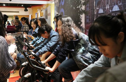 Chinesische Studierende an der Indoor Spinning Station