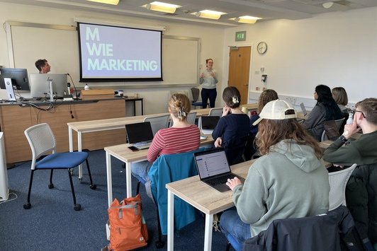 Der Alternativtext wird in Kürze eingefügt