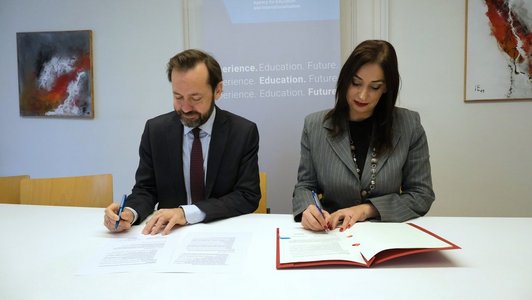 Zwei Dokumente werden unterzeichnet