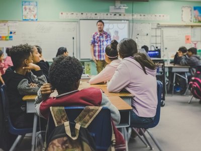 Schülerinnen und Schüler mit Lehrperson