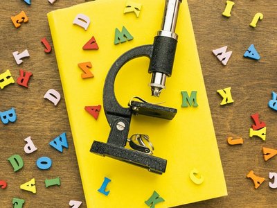 Mikroskop mit Buchstaben