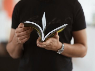 Ein Mann liest ein Buch