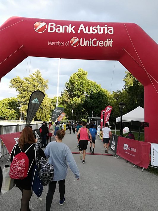 Zielbereich des Universitätslaufes 2018 mit Besuchern.