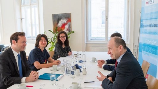 The Ukrainian embassy at a table with the OeAD managing director and a few colleagues.