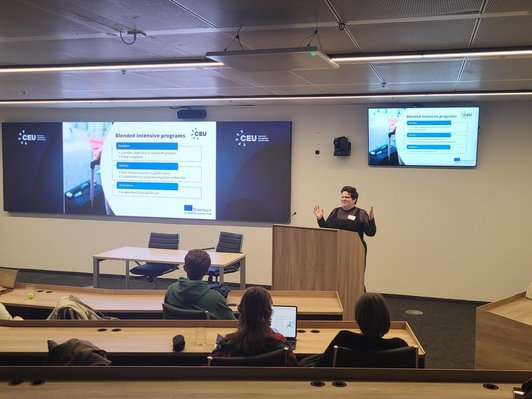 Person steht auf einer Bühne