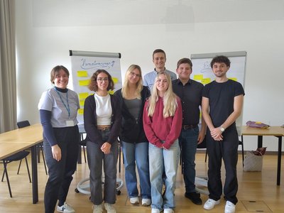 Teilnehmende und Organisatorin des Schüler/innen-Workshops