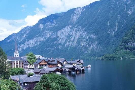 Der Ort Hallstatt im Salzkammergut mit dem Dorfzentrum, dem See und den Bergen.