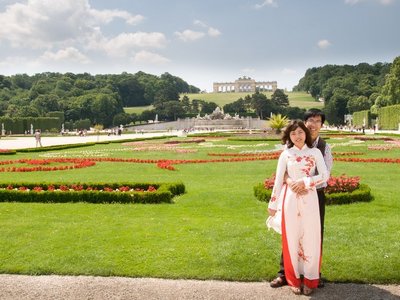 Couple in Schönbrunn Park