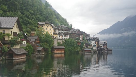 Blick auf Häuser und See in Hallstatt