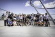 Gruppenbild viele junge Menschen lachen in die Kamera 