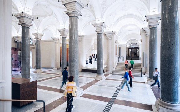 Studierende in der Aula der Universität Wien