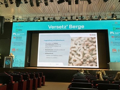 Konferenz Bühne mit Präsentation auf großer Leinwand 
