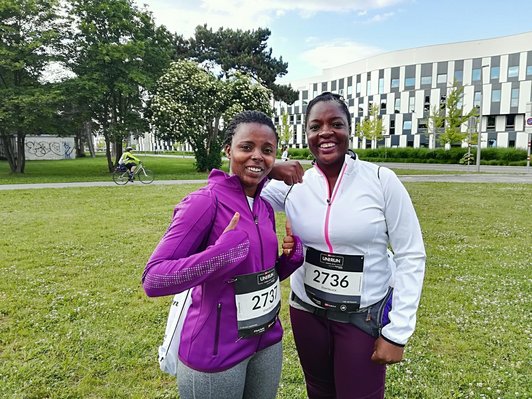 Zwei Stipendiatinnen des OeAD im Laufoutfit und Startnummern vor dem Universitätslauf 2018.