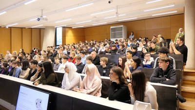 Viele Personen im Hörsaal