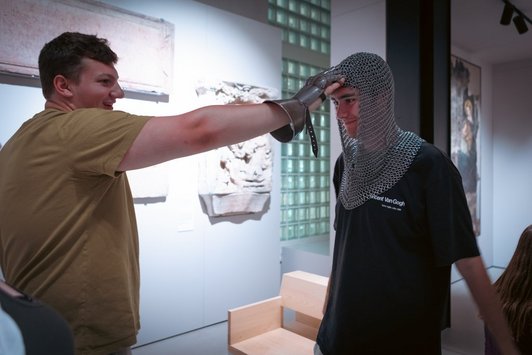 Zwei junge Menschen sind zu sehen 