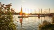 Segelboote auf einem See bei Sonnenuntergang