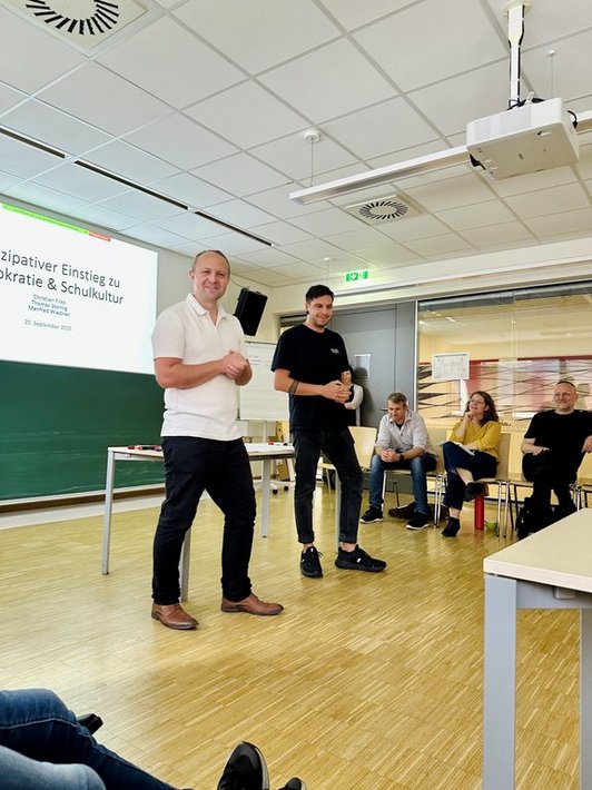 Zwei Männer halten Präsentation