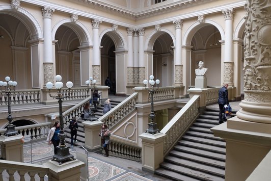 Das prunkvolle Stiegenhaus der Nationalen Iwan Franko Universität in Lemberg.