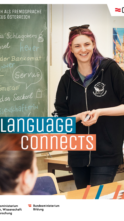Coverbild Magazin zeigt Sprachassistentin vor einer Klasse