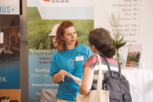 Personen im Gespräch beim OeAD-Infostand