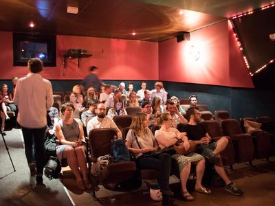 Ein Kinosal im Topkino in Wien mit Kinobesuchern.