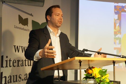 OeAD-Geschäftsführer Dr. Stefan Zotti am Rednerpult bei der Eröffnung der Franz-Werfel-Tagung 2017.