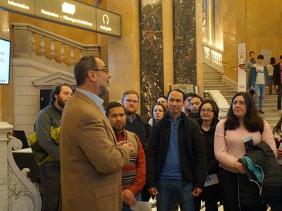 Stipendiaten mit Guide im Foyer des Naturhistorischen Museums Wien