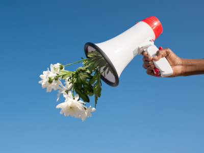 Mikrophone mit Blumen