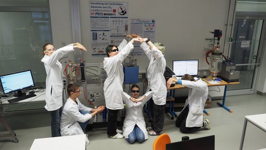 Schüler:innen bilden CO2-Schriftzug nach
