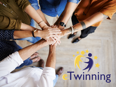Man sieht wie die Hände von fünf Personen übereinander zusammengelegt um Einigkeit zu signalisieren. Rechts darunter ist das eTwinning-Logo