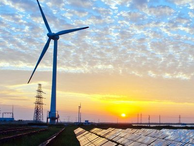 Windräder und Solarzellen auf Feld