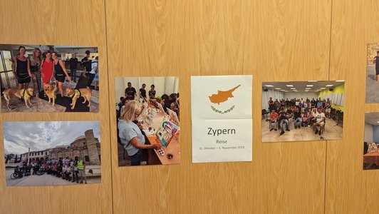 Fotos von Fotos an einer Wand 