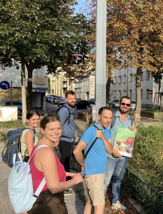 Gruppe besichtigt Blühinseln in der Stadt