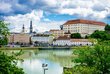 Ansicht der Stadt Linz mit Donau im Vordergrund