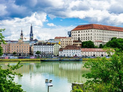 Ansicht der Stadt Linz mit Donau im Vordergrund