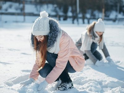 Zwei Personen im Schnee