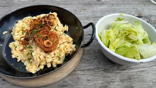 Käsespätzle mit Salat bei der Wanderung am Schneeberg