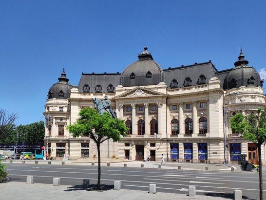 Gebäude der Universität Bukarest vor blauem Himmel