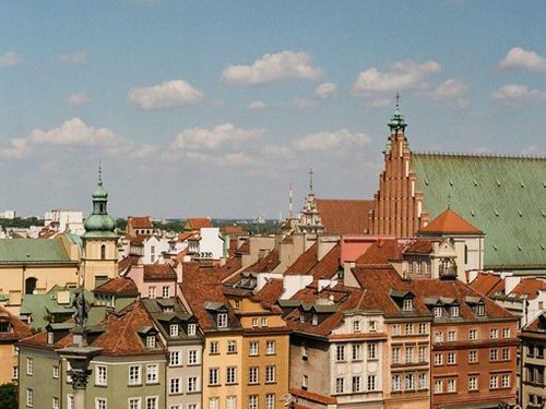 Großer Platz mit mittelalterlicher Häuserzeile in Warschau. 